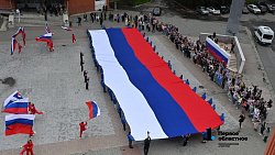 Триколор площадью 270 кв. м развернули в Челябинске