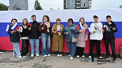 Триколор площадью 270 кв. м развернули в Челябинске