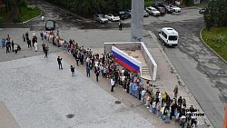 Триколор площадью 270 кв. м развернули в Челябинске