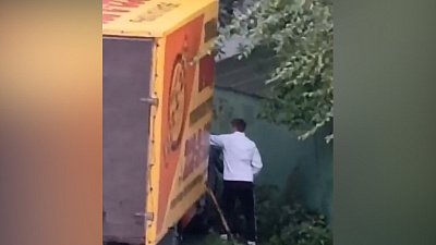 В центре Челябинска мужчина пытался угнать грузовик и ВАЗ