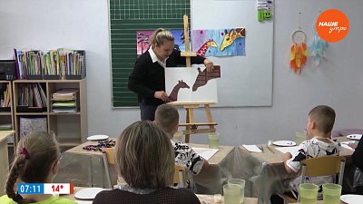 Мамы и дети рисуют в сюжете «Парные картины»