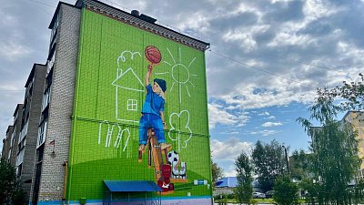 Художник из Краснодара создал яркий мурал ко Дню города в Еманжелинске