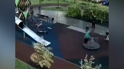 В микрорайоне «Парковый-2» дети сломали чужой самокат