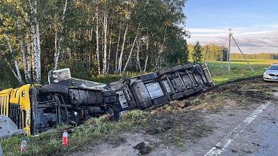 В Чебаркульском районе фура съехала в кювет
