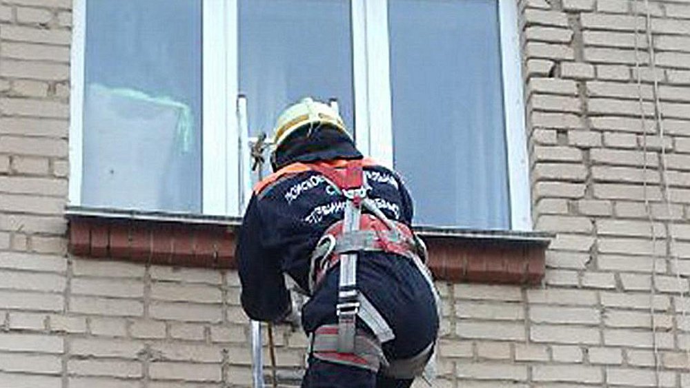 В Миассе годовалая девочка оказалась запертой одна в квартире