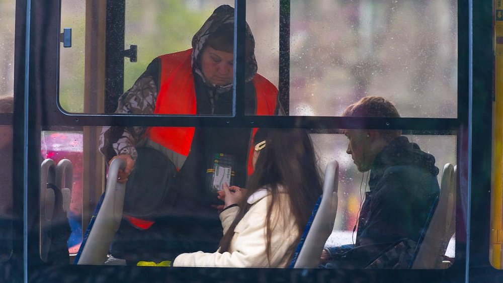 С 1 сентября многодетным южноуральцам начнут компенсировать проезд школьников в транспорте