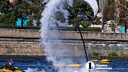 Жители Челябинска заметили тренировку флайбордистов на реке Миасс