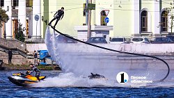 Жители Челябинска заметили тренировку флайбордистов на реке Миасс