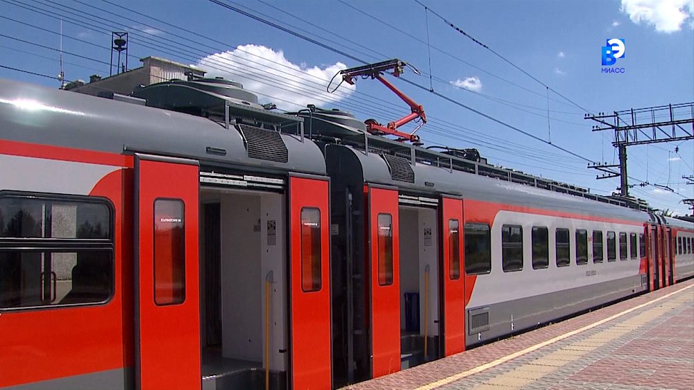 Школьники и студенты смогут ездить на электричках за полцены круглый год