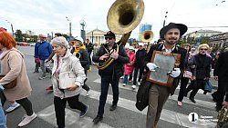 В центре Челябинска прошел стрит‑парад с участием джазовых музыкантов