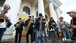 В центре Челябинска прошел стрит‑парад с участием джазовых музыкантов