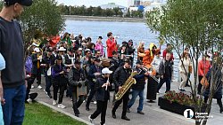 В центре Челябинска прошел стрит‑парад с участием джазовых музыкантов