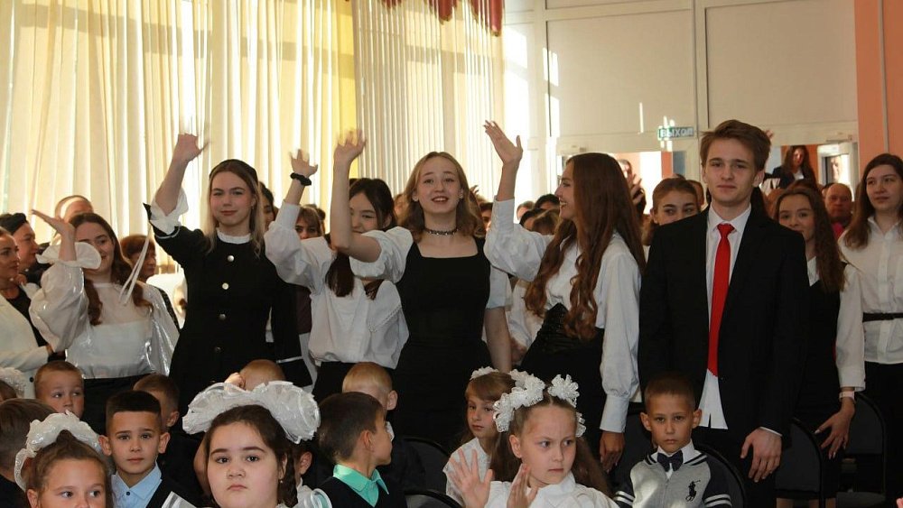 Во всех уголках Челябинской области сегодня поздравляют школьников с началом нового учебного года