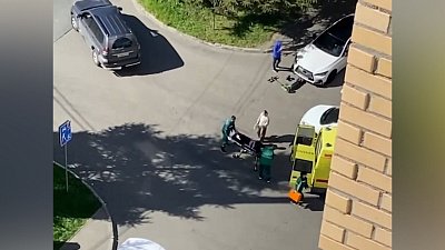 В Челябинске девушка на самокате попала под колеса автомобиля