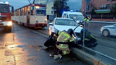 В Челябинске легковой автомобиль врезался в трамвайную остановку