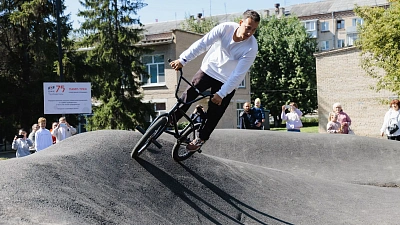 Челябинские металлурги открыли в поселке первый памп-трек для детей