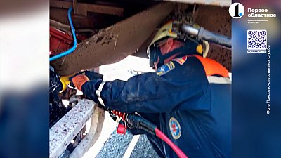 Спасатели помогли мужчине выбраться из машины