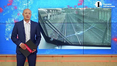 Подросток разбил камнем стекло электрички