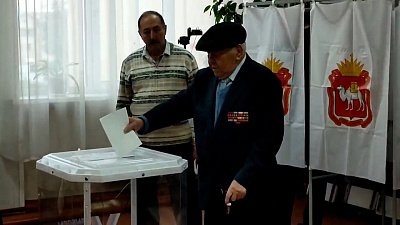 В Усть-Катаве первым голосующим на одном из участков стал ветеран Великой Отечественной войны