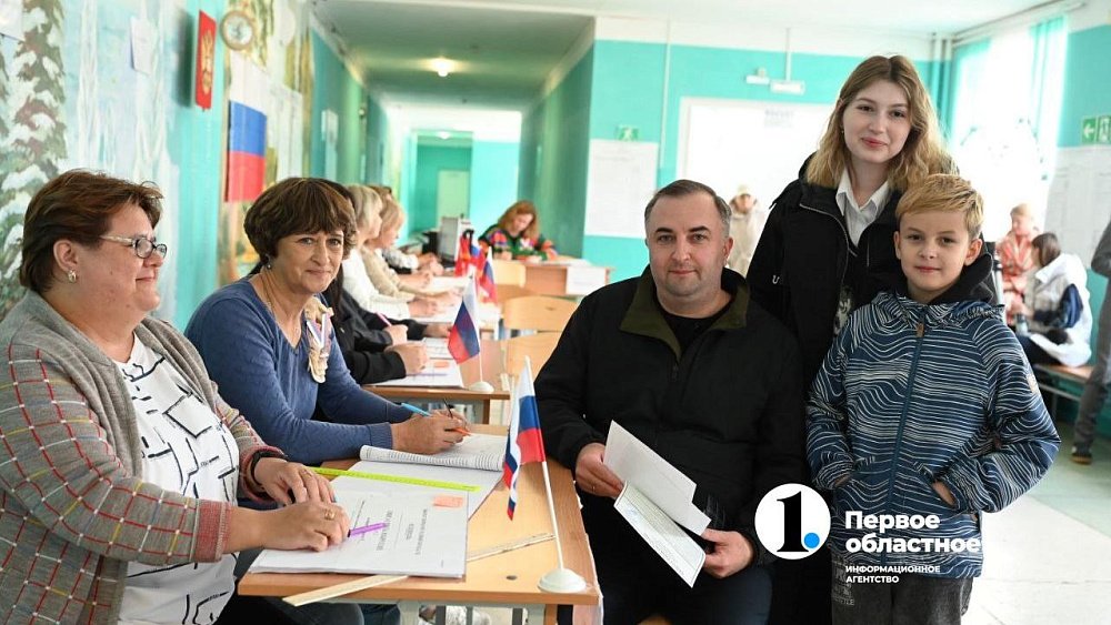 Спикер Заксобрания Олег Гербер пришел на избирательный участок с детьми