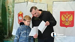 Спикер Заксобрания Олег Гербер пришел на избирательный участок с детьми