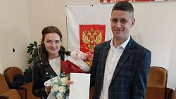 Молодожены Челябинской области голосуют на выборах