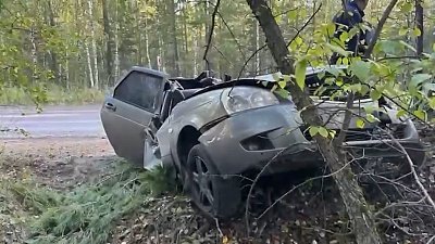 В Миассе молодой водитель погиб, врезавшись в дерево