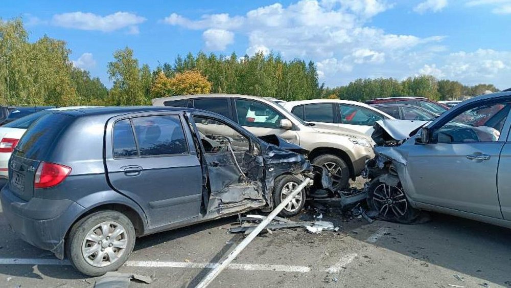 В Озерске водитель Lifan протаранил шесть автомобилей на парковке