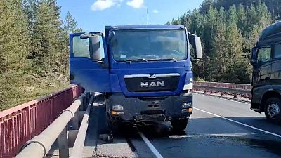 На трассе М-5 сотрудники Госавтоинспекции оказали помощь водителю большегруза