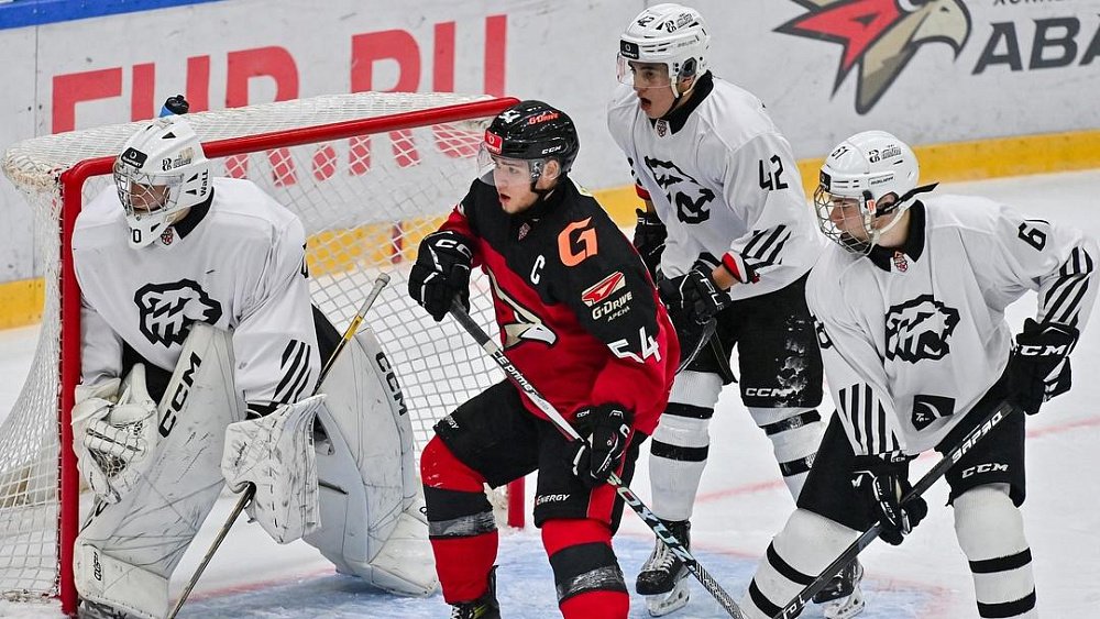 Команда «Белые медведи» потерпела четвертое поражение в пяти матчах МХЛ