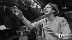 «А ты купи слона!»: в Камерном поставили мечту колхозника о безбедной жизни