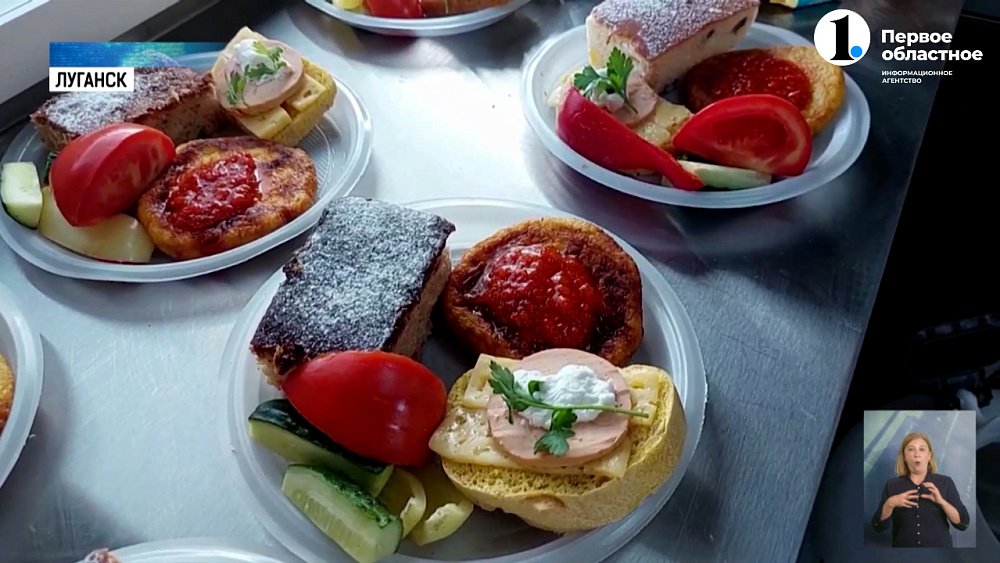 Волонтеры поздравили жителей Луганска с Днем города