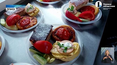 Волонтеры поздравили жителей Луганска с Днем города