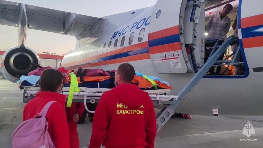 Пострадавших при нападении одноклассника челябинских детей доставили в Москву