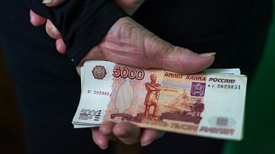 Рост зарплат в России в 2025 году замедлится почти вдвое