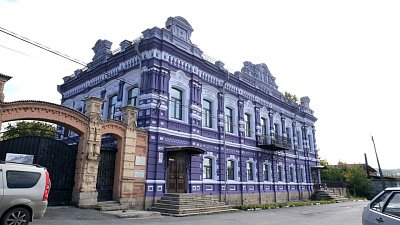 Краеведческий музей в Миассе покрасили в лиловый цвет
