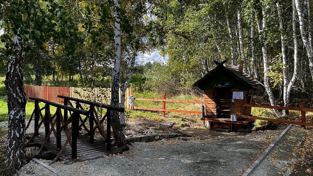 Для туристов Аркаима благоустроили площадку у родника с чистой водой