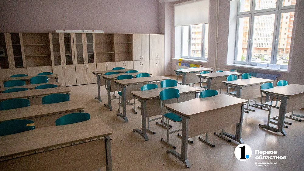 Полиция установила мужчину, оскорбившего учителя в челябинской школе