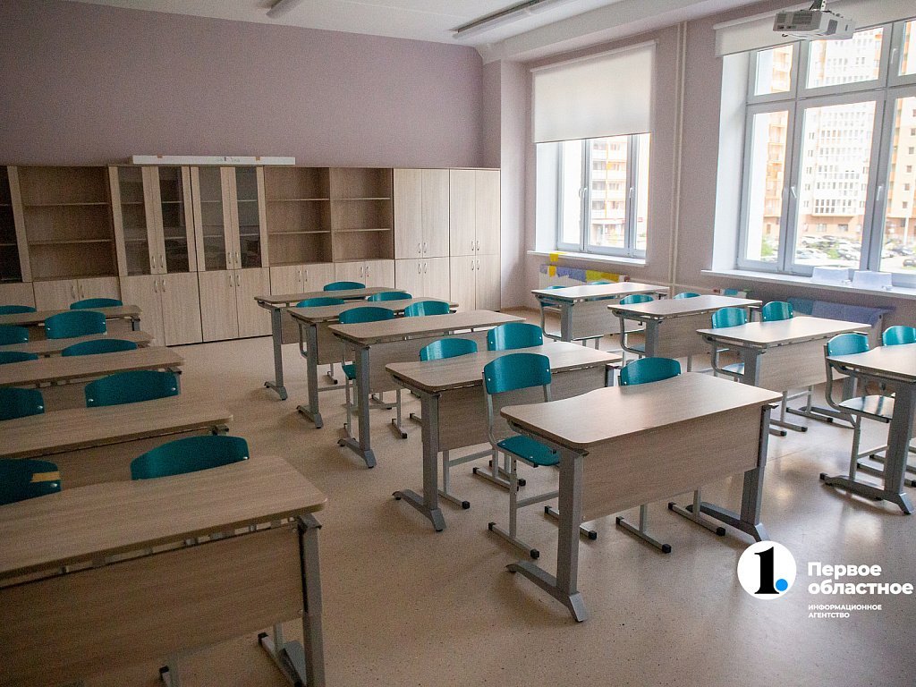 Полиция установила мужчину, оскорбившего учителя в челябинской школе