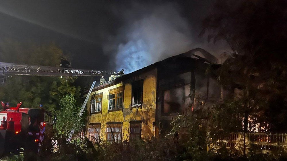 Два человека сгорели заживо в ночном пожаре в Копейске