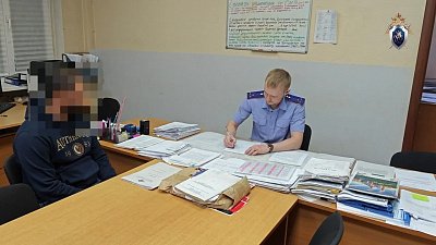 В Челябинске задержали мужчину, угрожавшего педагогу в школе