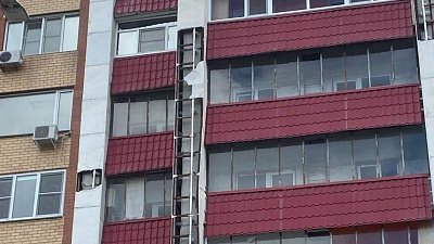 В Озерске из-за сильного ветра рушится фасад дома