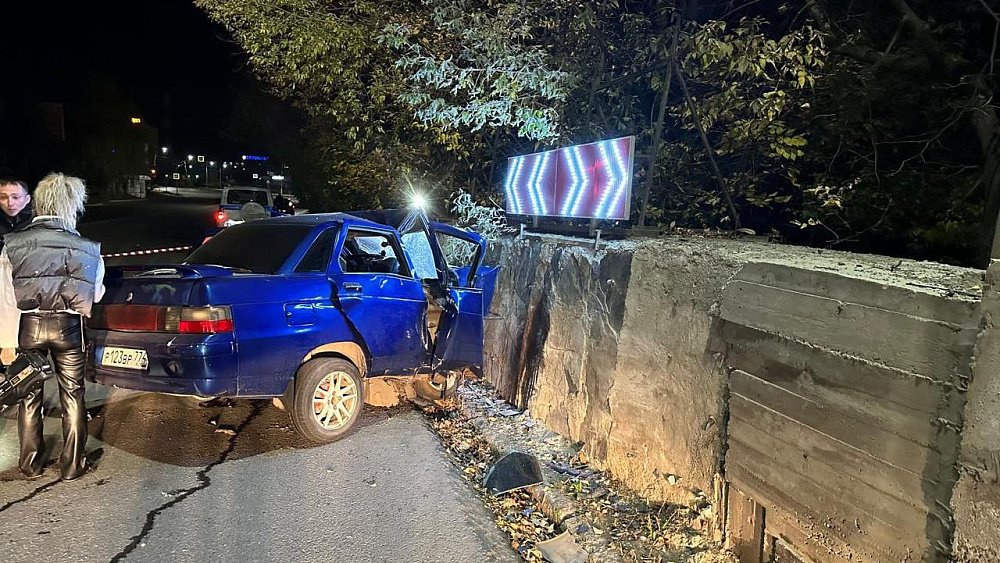 В Златоусте автомобилист насмерть разбился, врезавшись в бетонную стену