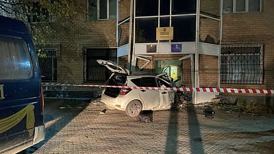 В Еманжелинске иномарка врезалась в административное здание