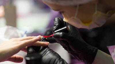 В Челябинске спрос на услуги маникюра вырос на 5%