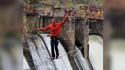 Канатоходец над ГЭС «Пороги» в Сатке попал на видео