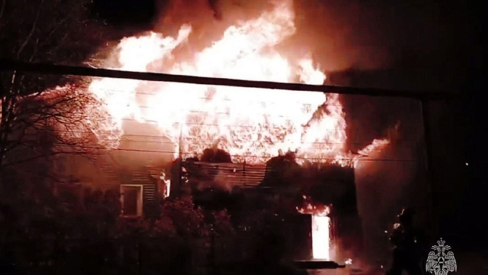 В Златоусте полностью сгорели два частных дома и надворные постройки