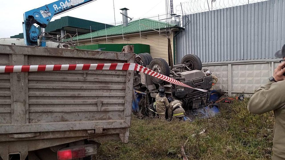 В Челябинской области водитель грузовика погиб, врезавшись в здание