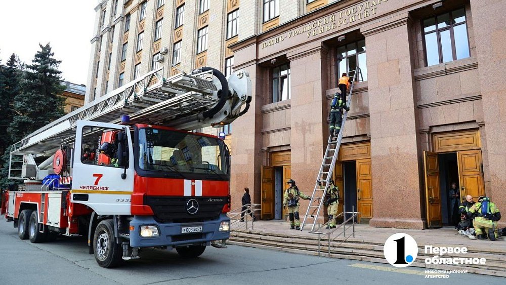 Пожарные машины у ЮУрГУ: спасатели показали, как ликвидируют катастрофу повышенного уровня сложности