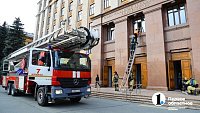 Пожарные машины у ЮУрГУ: спасатели показали, как ликвидируют катастрофу повышенного уровня сложности
